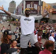 IM电竞平台官网- 独行侠球迷在美航中心外放棺材 